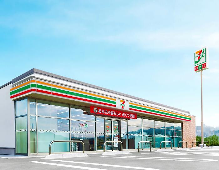 Addio a Toshifumi Suzuki, l'uomo che trasform&ograve; 7-Eleven in un'istituzione globale