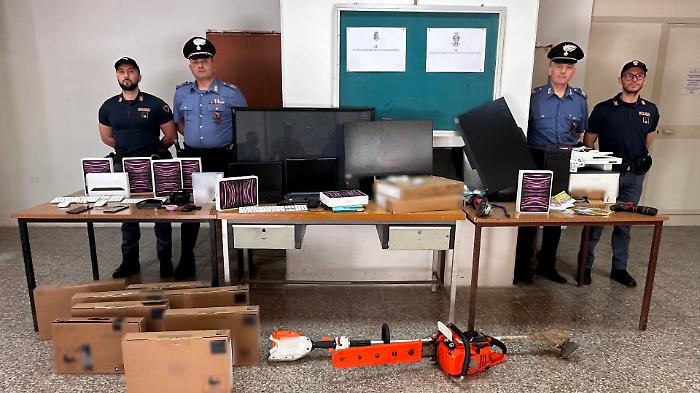 Blitz a Sant'Agata: cinque indagati per furti e recuperata la refurtiva del liceo