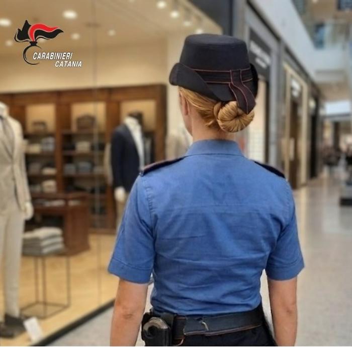 Ruba abiti in un centro commerciale del valore di 200: i carabinieri la bloccano nel parcheggio