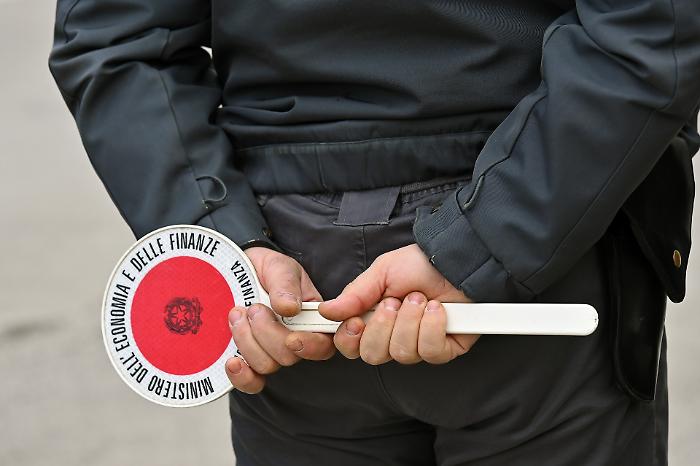 Fatture inesistenti, bilanci falsificati e trasferimenti di proventi all'estero: sequestrati 800mila euro a due societ&agrave; di impiantistica