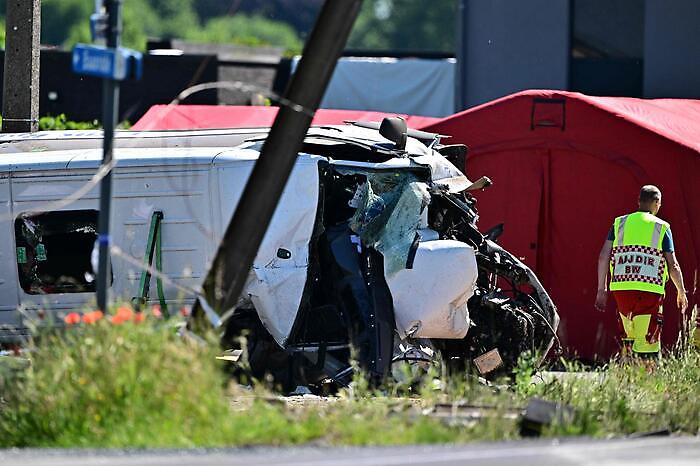 Tragedia a Buggenhout: treno travolge scuolabus, almeno quattro morti tra cui due adolescenti