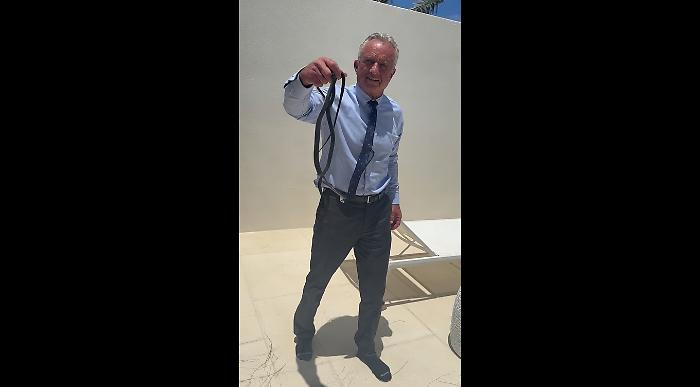 "Bobby, perch&eacute;?": RFK Jr. a mani nude contro i serpenti nel patio del Dr. Oz e il video fa il giro del mondo