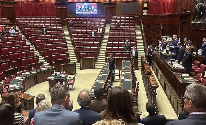 L'eco di Matteotti fa ancora paura? I banchi vuoti della maggioranza che imbarazzano Montecitorio 
