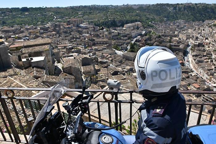 Blitz antidroga a Modica, perquisizioni con i cani poliziotto