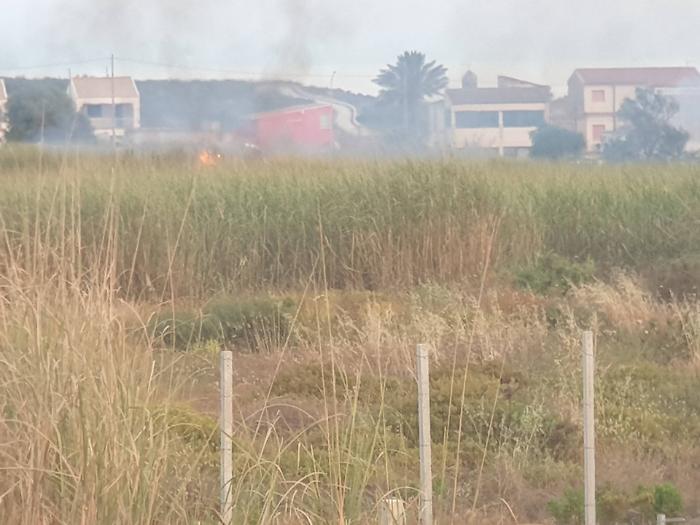 Scoglitti, innescano un incendio in prossimit&agrave; del villaggio Flora