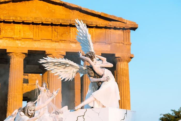 Alba mitologica ad Agrigento: la Valle dei Templi celebra il decennale de "Il Risveglio degli Dei"