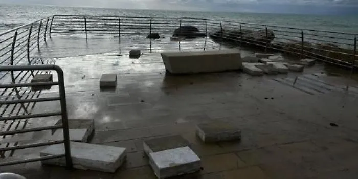 Marina di Modica, scatta l'interdizione per il moletto: "Fate attenzione"