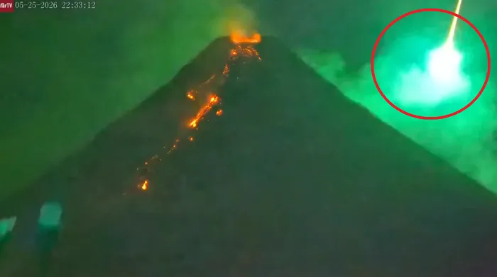 Meteorite cade sul vulcano in eruzione nelle filippine: il video fa il giro del web 