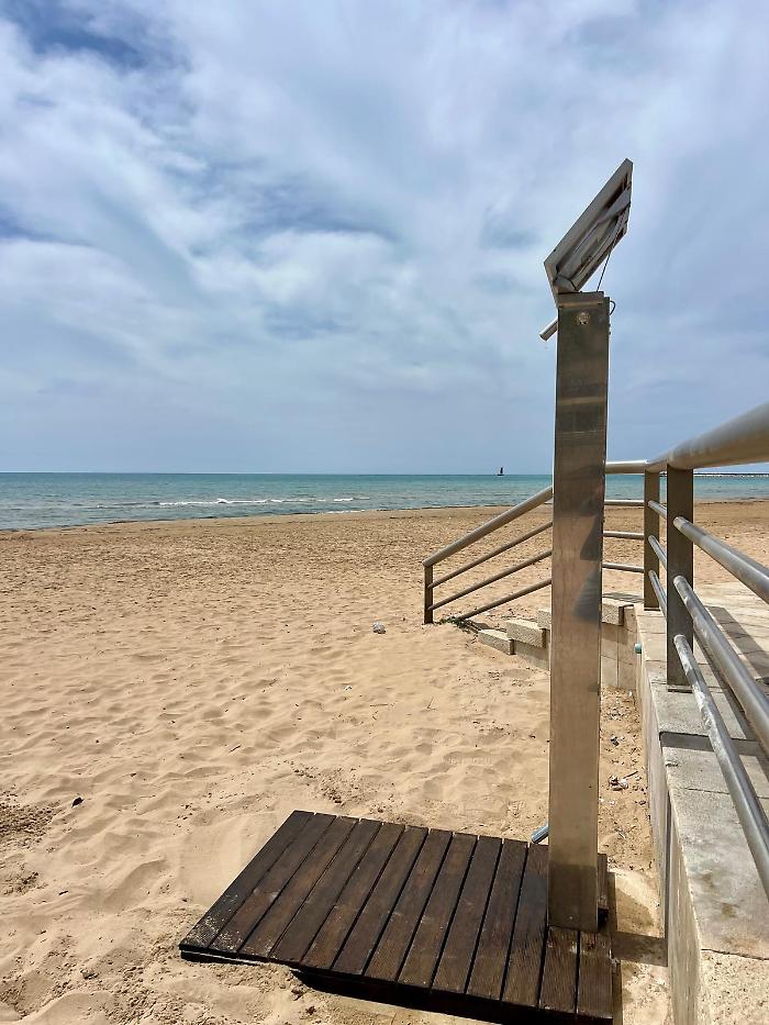 Marina di Ragusa, installate trenta docce a pagamento sul litorale della frazione
