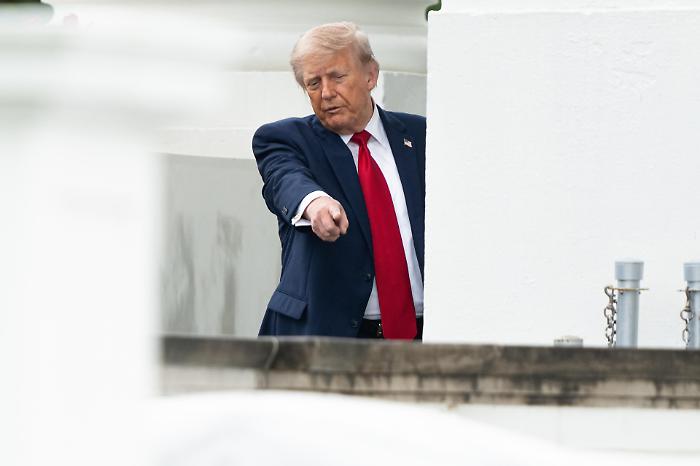 "Posso resistere pi&ugrave; a lungo dell'Iran": L'azzardo di Trump che tiene in ostaggio Hormuz (con vista sulle midterm)