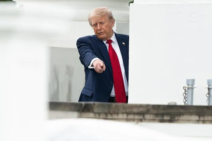 "Posso resistere pi&ugrave; a lungo dell'Iran": L'azzardo di Trump che tiene in ostaggio Hormuz (con vista sulle midterm)