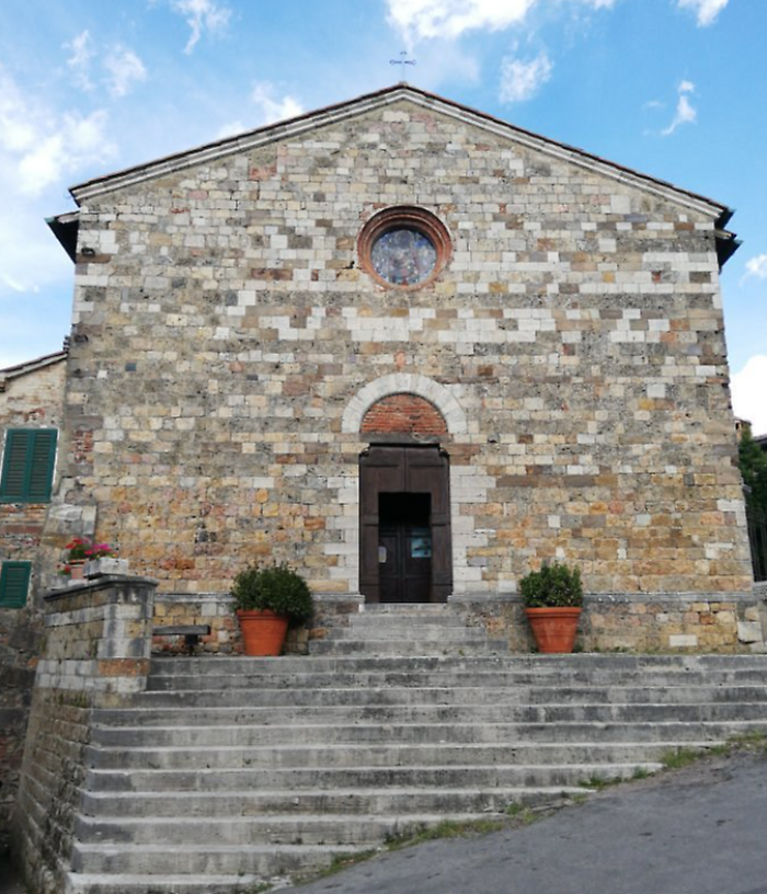 Caos a Monticiano: giovane aggredisce il parroco poco prima del funerale della moglie di Luciano Moggi