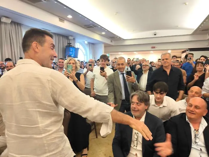 Giovanissimi e nostalgici, boom per Vannacci a Catania. Soffia sul fuoco dell'insicurezza e promette: &laquo;Alle Regionali ci saremo&raquo; 