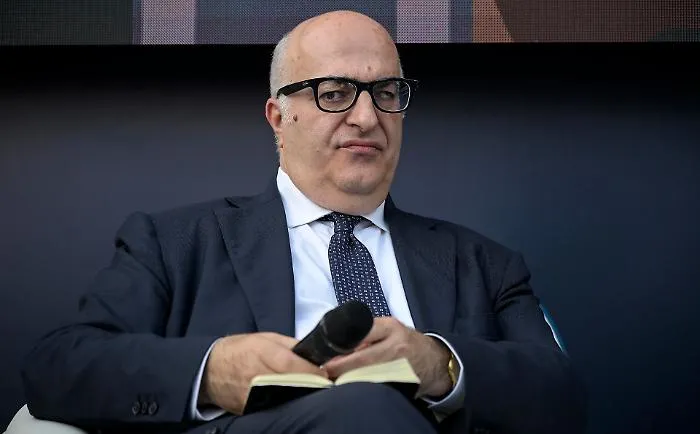 Sotto scorta e licenziato da Libero: il paradosso di Mario Sechi 