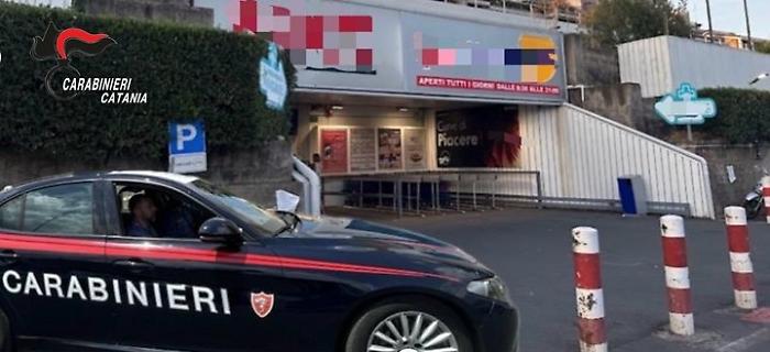 Colpo al supermercato: la fuga in auto e poi l'arresto