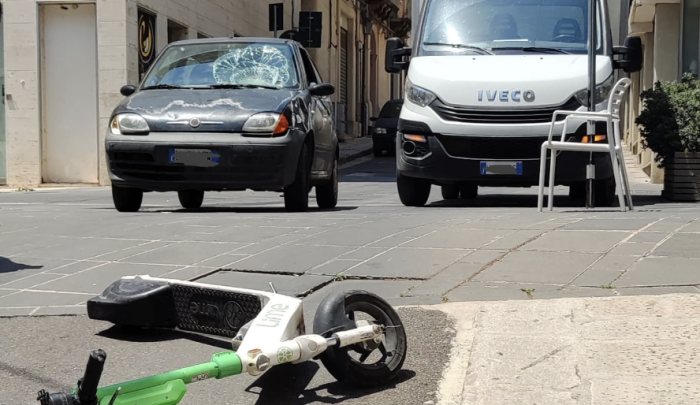 Ragusa, scontro auto-monopattino: la malcapitata sfonda il parabrezza dell'utilitaria