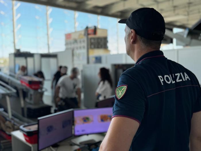Telecamere e Packtrack lo incastrano: denunciato un sessantenne per un furto in aeroporto