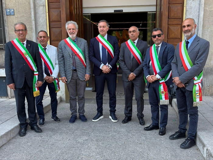 Aerei e navi per le isole minori, incontro alla Regione con i primi cittadini: &laquo;Serve potenziare i collegamenti&raquo;