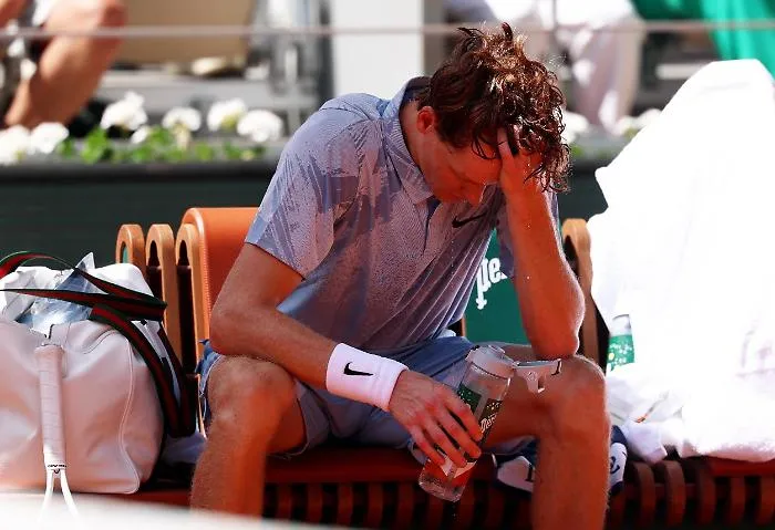 &laquo;Devo vomitare&raquo;, Sinner si sente male e crolla: eliminato dall'unico torneo che non ha ancora vinto