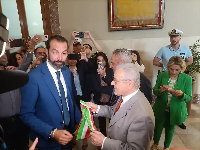 Basile proclamato sindaco, bis trionfale con 64.512 voti: "Stavolta &egrave; diverso"