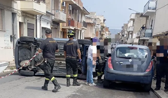 Vittoria, auto si ribalta in pieno centro urbano: quattro feriti