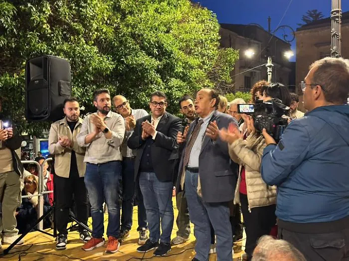 Mirello Crisafulli incorona Fabio Venezia: &laquo;Tocca a te guidare l'alternativa al centrodestra&raquo;. E sul palco c'&egrave; Miccich&egrave;