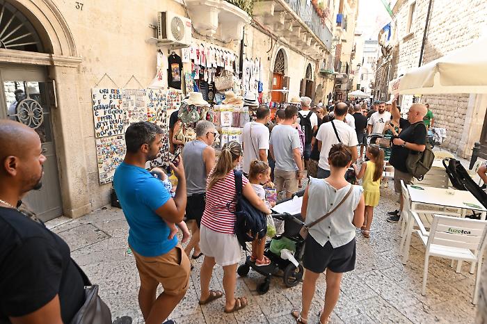 Caro-vacanze anche in Italia: hotel, villaggi e traghetti pi&ugrave; costosi per la guerra e il caro-carburante