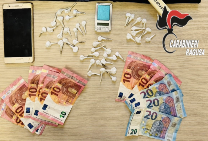 Sorpreso mentre spaccia crack e cocaina: arrestato 28enne a Ragusa