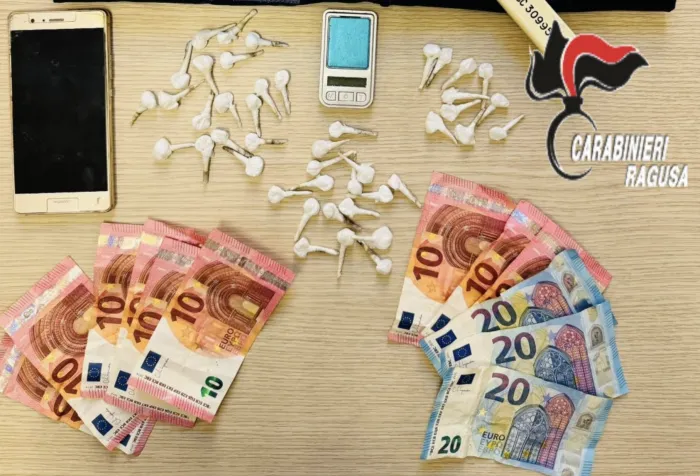 Sorpreso mentre spaccia crack e cocaina: arrestato 28enne a Ragusa