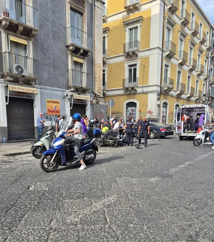 Scontro tra auto e moto a Catania: coinvolto un uomo in carrozzina