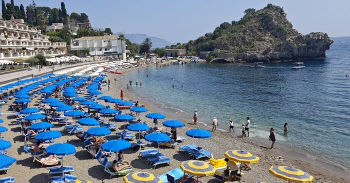 Stangata Taormina, &egrave; in Sicilia la spiaggia che ha registrato il rincaro pi&ugrave; alto d'Italia: la classifica di Altroconsumo