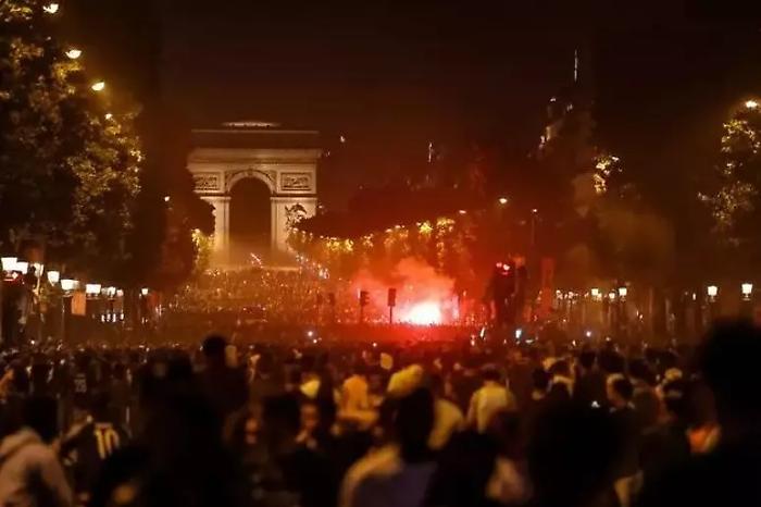 Festa del Psg dopo la Champions degenera: scontri sugli Champs-&Eacute;lys&eacute;es con un morto e un ferito grave