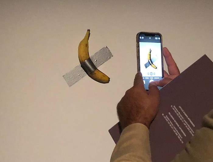  Giallo al Pompidou: rubata la banana di Cattelan da 6 milioni di dollari