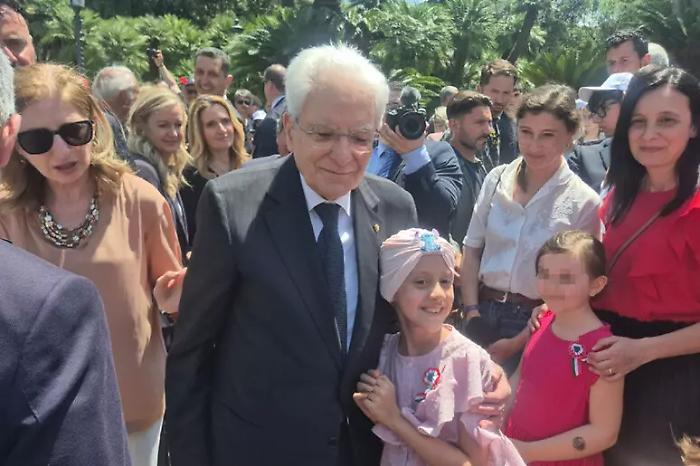 Sofia lascia la mamma e abbraccia il presidente Mattarella ai giardini del Quirinale
