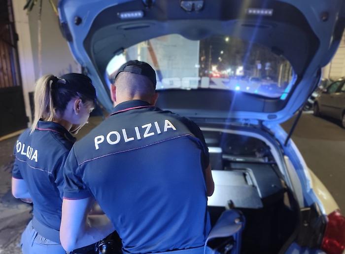  Pugni e calci alla Polizia per difendere il bottino: nei guai due ragazzini