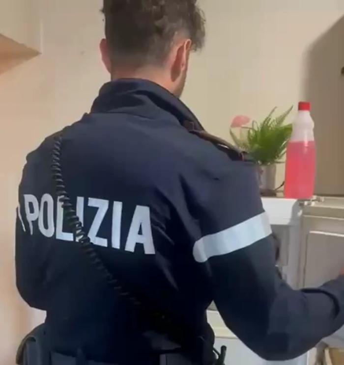 Sorpreso a spacciare proprio davanti casa: arrestato dalla polizia 