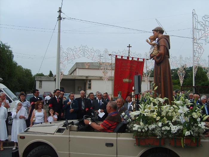 Sant&rsquo;Antonio ad Alaimo: benedizione del pane, processione e fuochi d'artificio per la comunit&agrave;