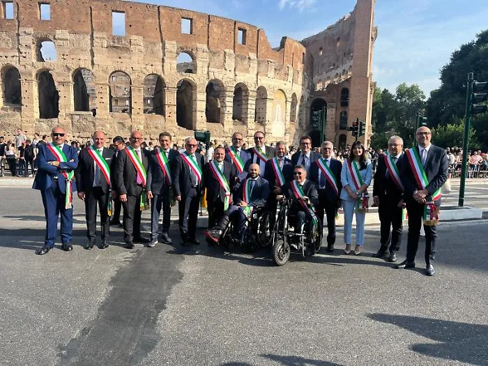 Sindaci siciliani aprono la parata ai Fori Imperiali a Roma per l'ottantesimo della Repubblica