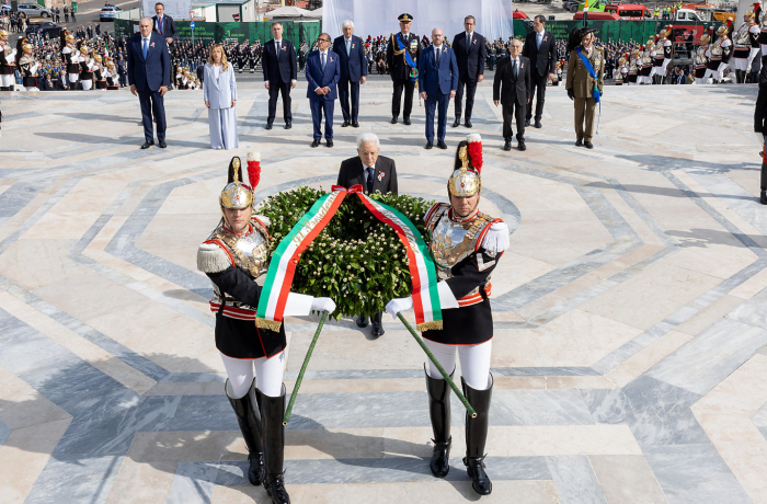 Mattarella all'Altare della Patria: omaggio al Milite Ignoto e invito all'unit&agrave; per la repubblica