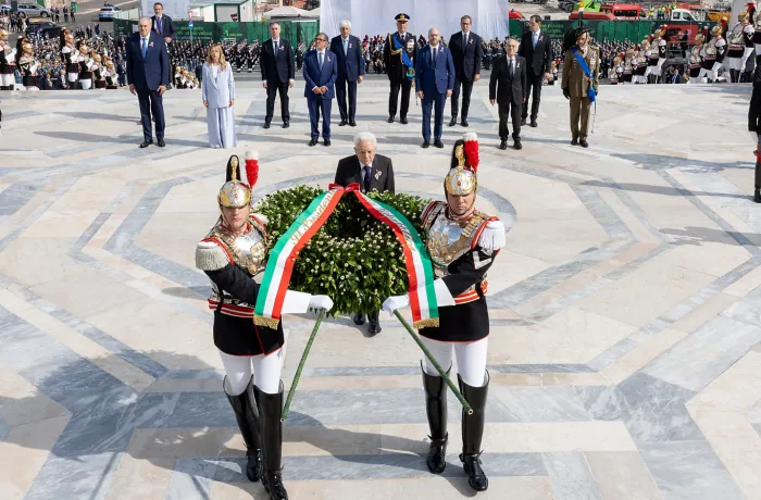 Mattarella all'Altare della Patria: omaggio al Milite Ignoto e invito all'unit&agrave; per la repubblica