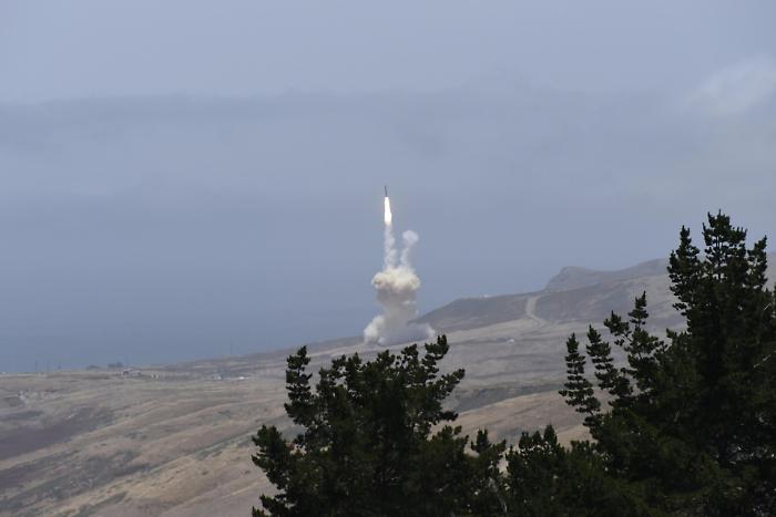 Meno soldati, pi&ugrave; atomiche in Europa: la mossa a sorpresa di Washington che sfida Mosca