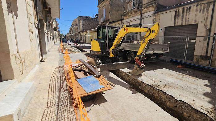 Scavi, stop e ritardi: cento metri di strada raccontano il caos dell&rsquo;acqua a Siracusa