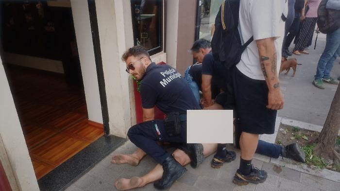 Uomo in bicicletta nudo in centro, intervento di forze dell&rsquo;ordine e 118