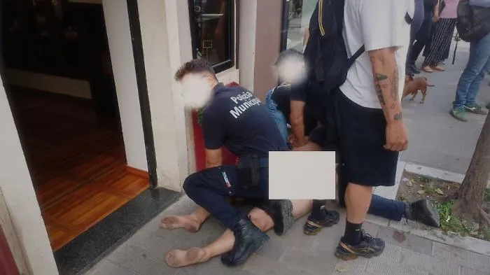 Uomo in bicicletta nudo in centro, intervento di forze dell&rsquo;ordine e 118