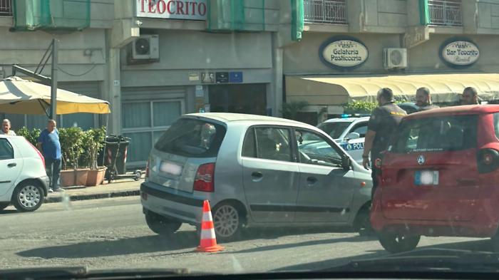 L'asfalto cede all'improvviso: vettura resta intrappolata nella buca