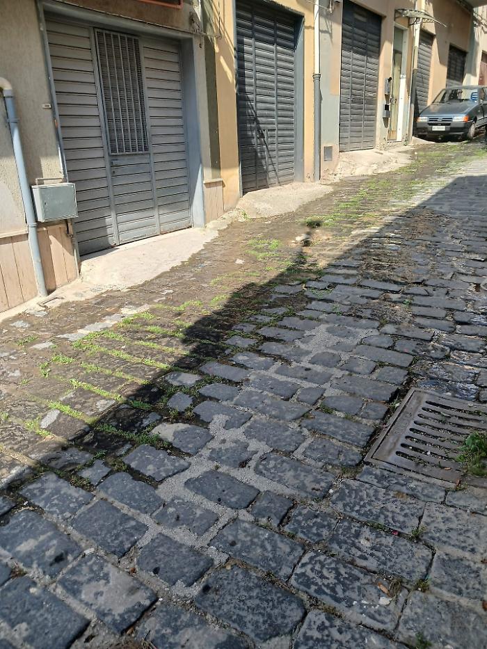 Canicatt&igrave;, perdite idriche: l'acqua della condotta entra in casa dai servizi igienici