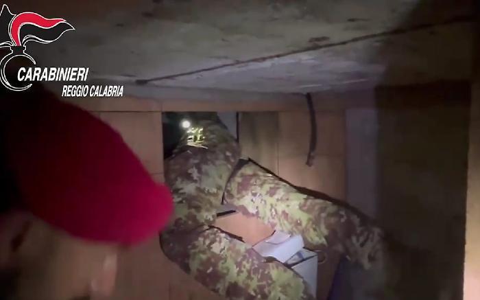Bunker nascosto ad Ardore: tunnel di 120 metri e "labirinto" sotterraneo per la fuga dei latitanti