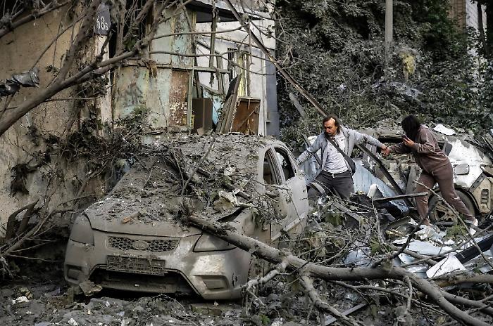 Ucraina sotto attacco: vittime civili in diverse regioni mentre Zelensky propone la tregua
