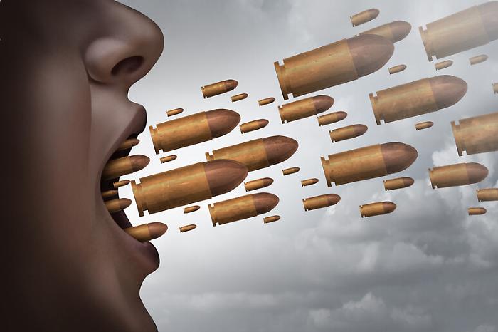 Prima l'odio, poi i fatti: l'esperimento che spiega la societ&agrave; divisa (e la politica ci va a nozze)