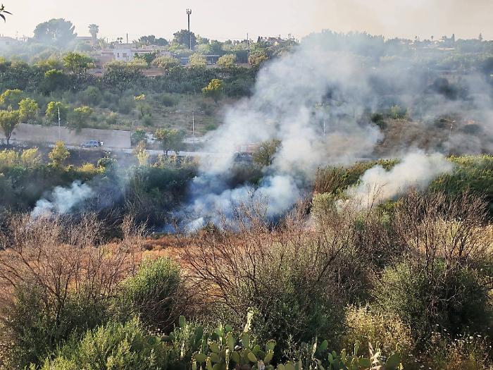 Incendio lambisce Comiso, lavoro straordinario dei vigili del fuoco